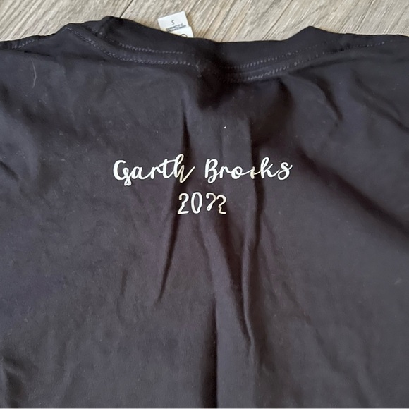 🔥SALE- any 4/$20. Black Graphic T-Shirt with White Text - Picture 4 of 4